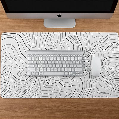 clavier et souris sur un sous main bureau motif courbes topographiques