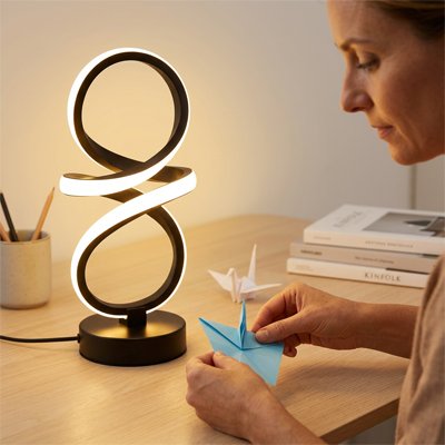 Femme bricole sous Lampe de bureau en spirale 4500K