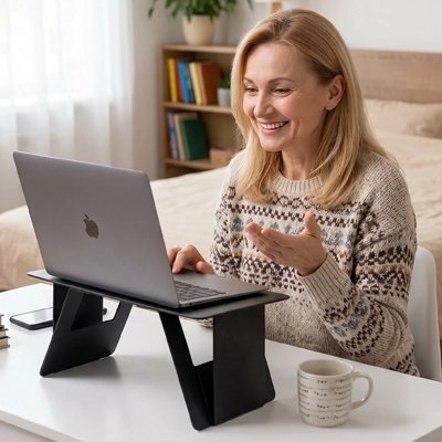 Femme en vidéo-conférence devant son ecran sur Support pc portable
