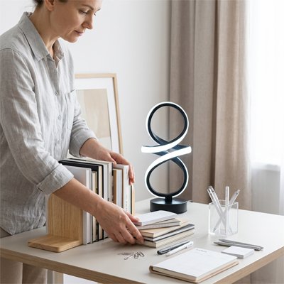 Femme range livre avec Lampe de bureau en spirale 