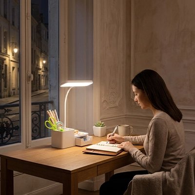femme travaille avec Lampe de bureau LED