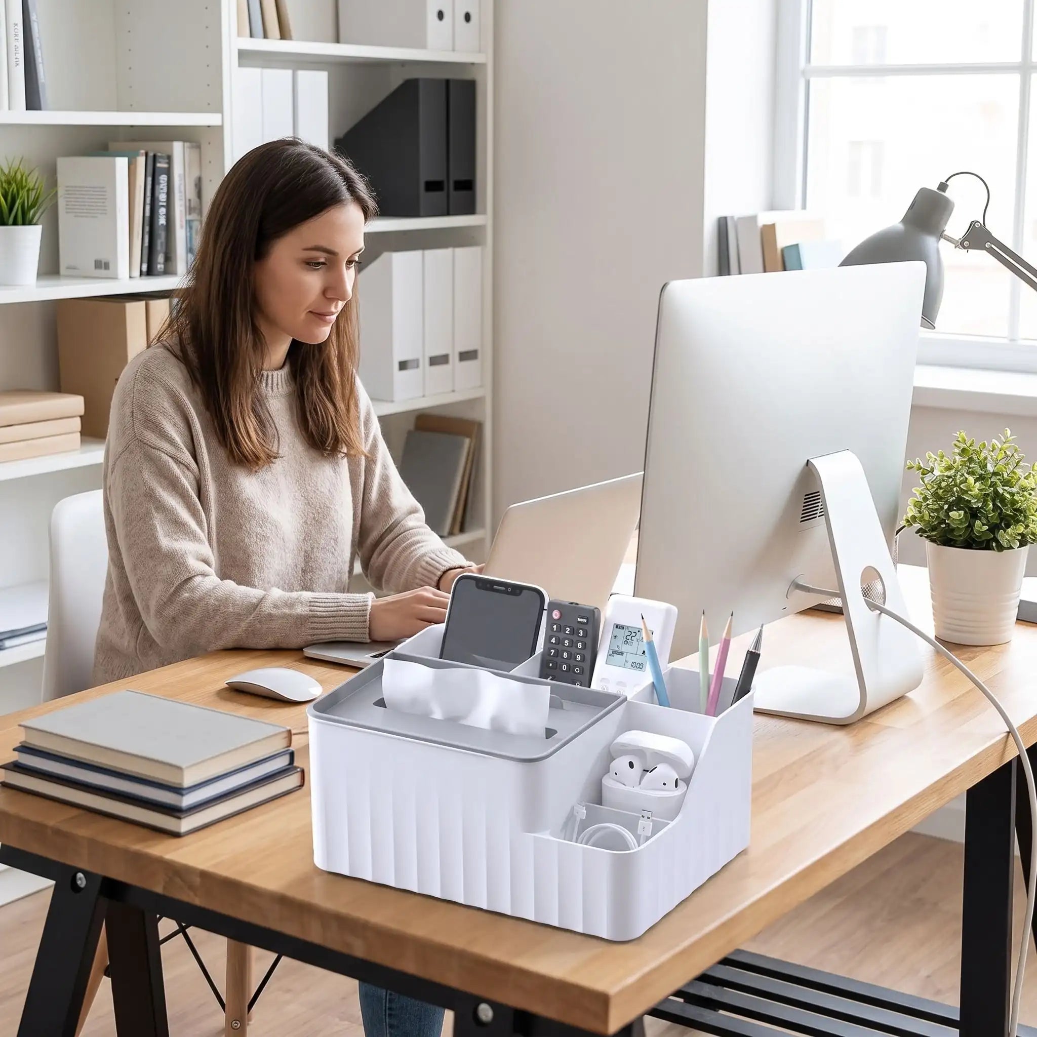 femme travaille bureau range Organisateur de bureau blanc