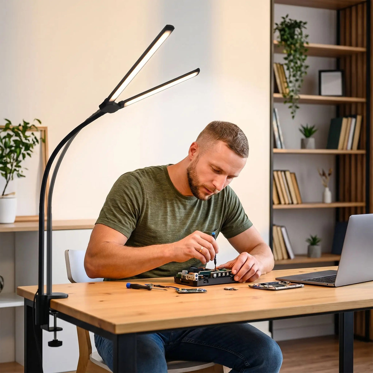 homme assemble électronique lampe de bureau led a clip noir