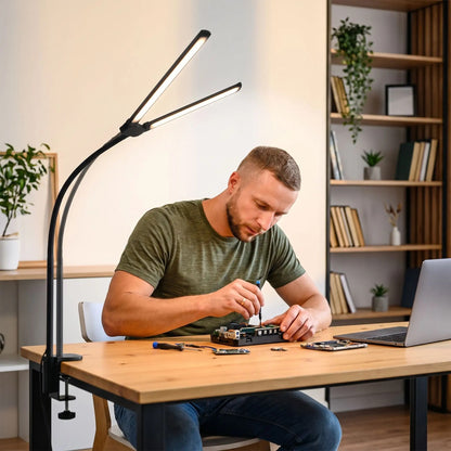 homme assemble électronique lampe de bureau led a clip noir