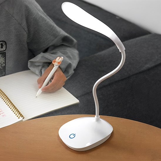 Lampe bureau blanche eclaire homme qui prend des notes