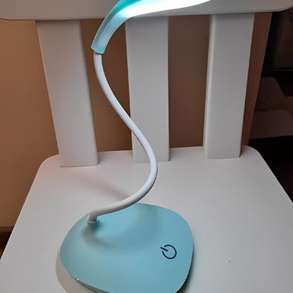 Lampe bureau bleue sur une chaise blanche