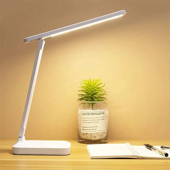 Lampe bureau simple eclaire cahier de notes