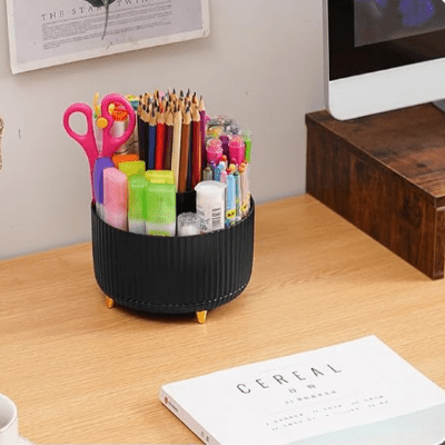 organisateur bureau noir avec crayons ciseau