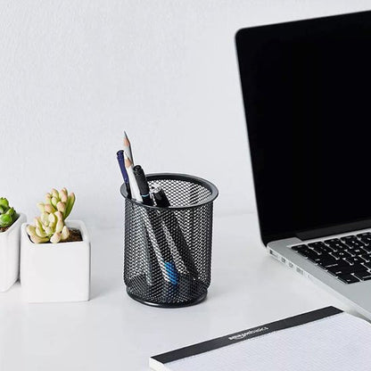 Pot a crayon maille rond noir sur bureau blanc