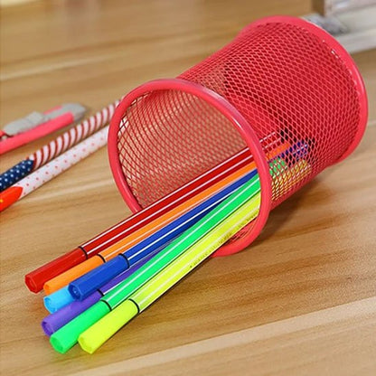 Pot a crayon maille rond rouge couche avec crayons couleurs