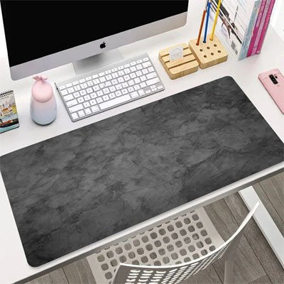 Tapis bureau gris sur bureau blanc
