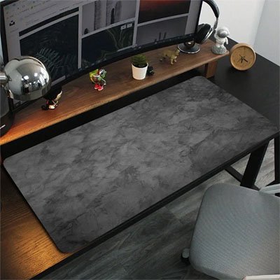 Tapis bureau gris sur bureau bois